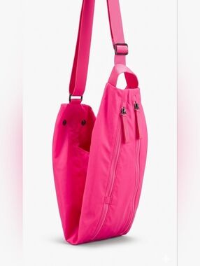 RARE NWOT Lululemon Large Neon Pink Gym/Yoga Bag – With Wet Bag Compartment